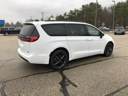 2026 Chrysler Pacifica Select AWD photo 3