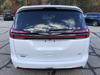 2026 Chrysler Pacifica Select AWD photo 4