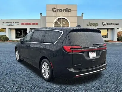 2026 Chrysler Pacifica Select photo 5