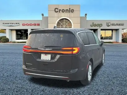 2026 Chrysler Pacifica Select photo 3