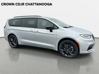 2026 Chrysler Pacifica Select AWD photo 2