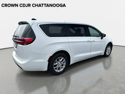 2026 Chrysler Pacifica Select photo 4