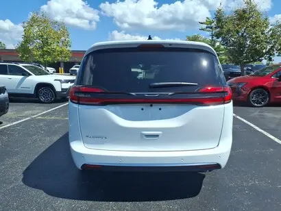 2027 Chrysler Pacifica Select photo 4