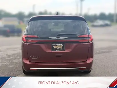 2023 Chrysler Pacifica Touring L photo 3