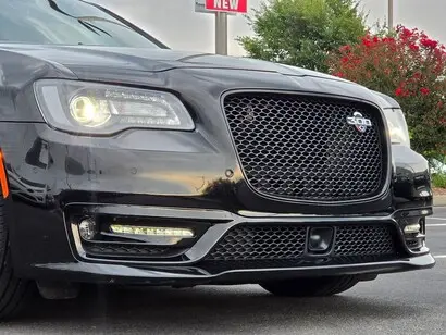 2023 Chrysler 300 C photo 4