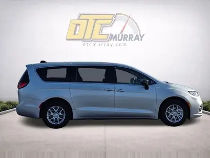 2026 Chrysler Pacifica Select photo 4