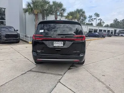 2027 Chrysler Pacifica Limited photo 4