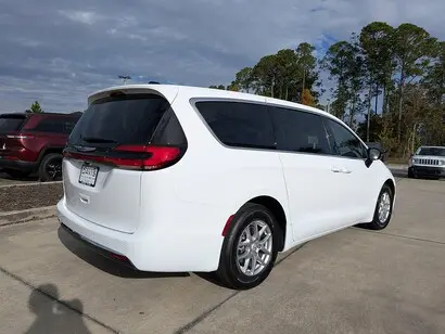 2026 Chrysler Pacifica Select photo 3