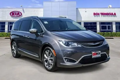 2017 Chrysler Pacifica Limited photo 3