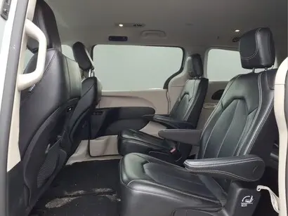 2024 Chrysler Pacifica Touring L photo 5