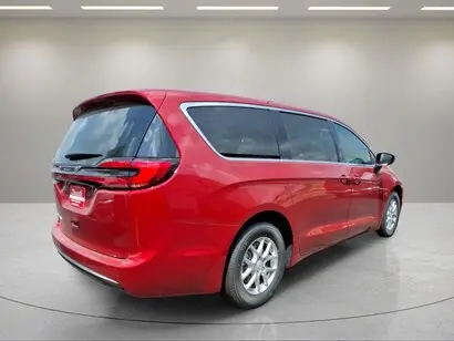 2027 Chrysler Pacifica Select photo 3