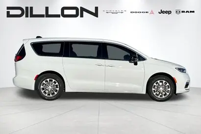 2026 Chrysler Pacifica Select AWD photo 2