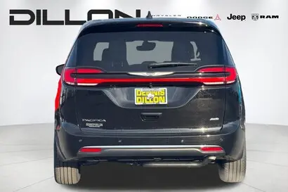 2026 Chrysler Pacifica Select AWD photo 4
