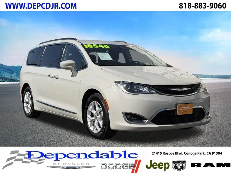 2017 Chrysler Pacifica Touring-L's photo