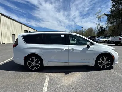 2026 Chrysler Pacifica Pinnacle photo 5