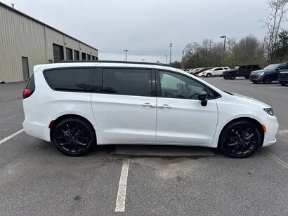 2026 Chrysler Pacifica Select photo 4