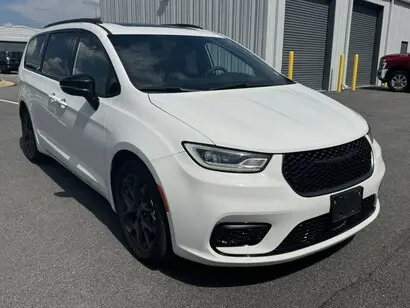 2025 Chrysler Pacifica Limited photo 3
