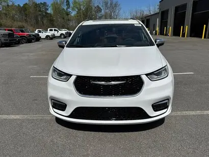 2026 Chrysler Pacifica Pinnacle photo 3