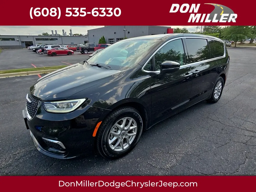2023 Chrysler Pacifica Touring L photo 1