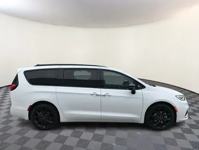 2026 Chrysler Pacifica Select photo 5