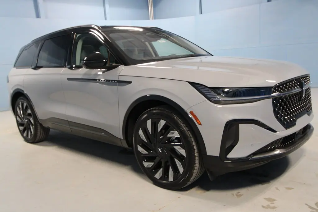 2026 Lincoln Nautilus Reserve AWD photo 1