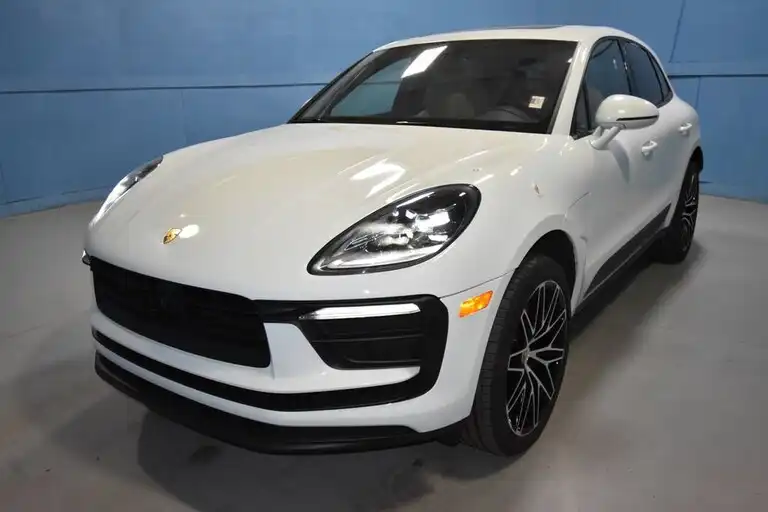 2025 Porsche Macan Base's photo