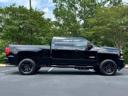 2017 Chevrolet Silverado HD LTZ 4WD Crew Cab Standard Box photo 3