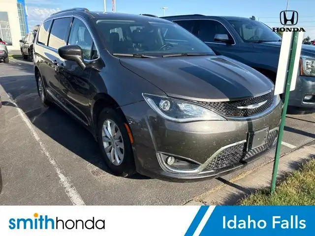 2019 Chrysler Pacifica Touring L's photo