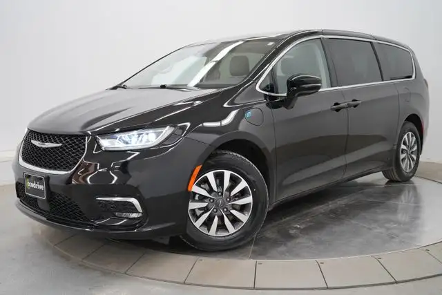 2024 Chrysler Pacifica Hybrid Select PHEV's photo