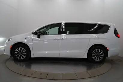 2024 Chrysler Pacifica Hybrid Select PHEV photo 4