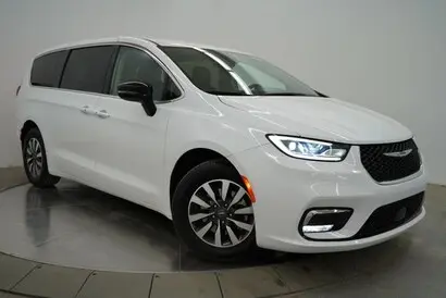 2024 Chrysler Pacifica Hybrid Select PHEV photo 3
