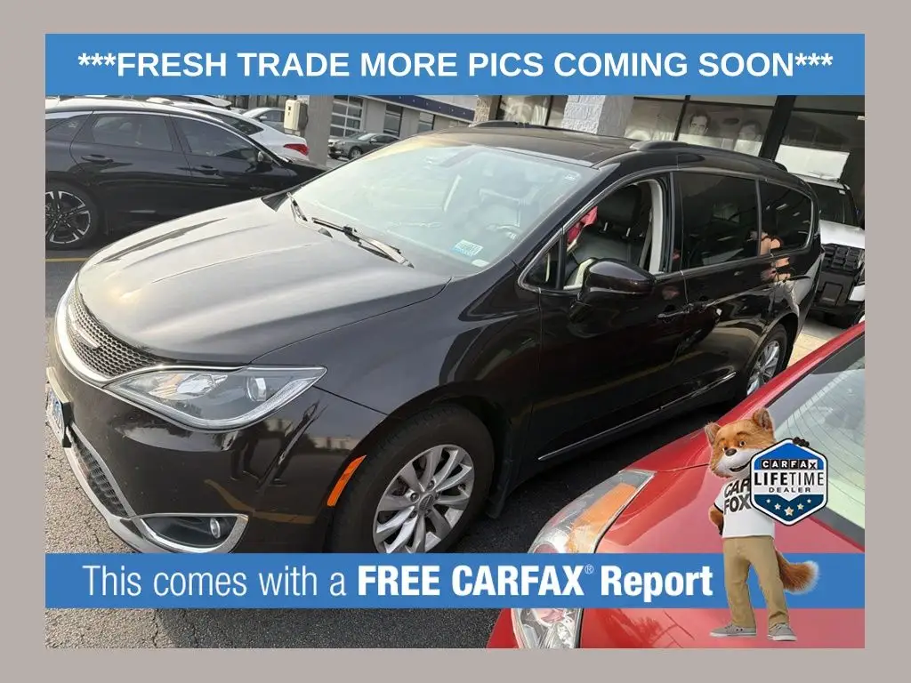 2017 Chrysler Pacifica Touring L photo 1