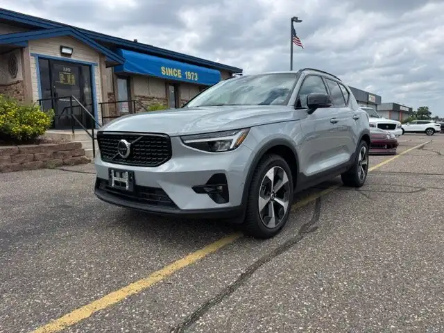 2024 Volvo XC40 B5 Plus Dark AWD's photo