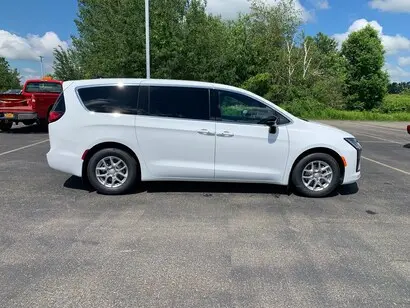2027 Chrysler Pacifica Select photo 4