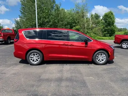 2027 Chrysler Pacifica Select photo 4