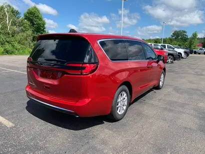 2027 Chrysler Pacifica Select photo 5