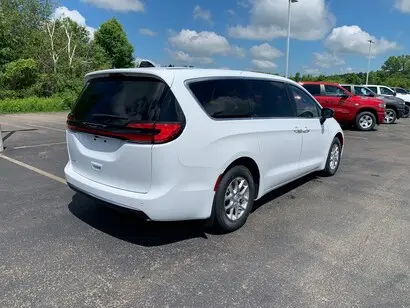 2027 Chrysler Pacifica Select photo 5