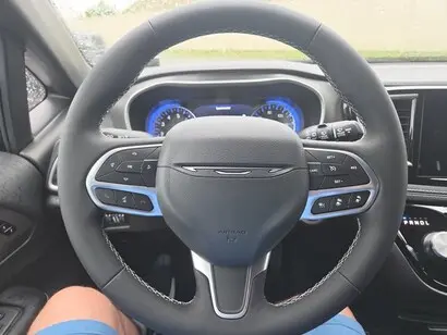 2027 Chrysler Pacifica Select photo 3