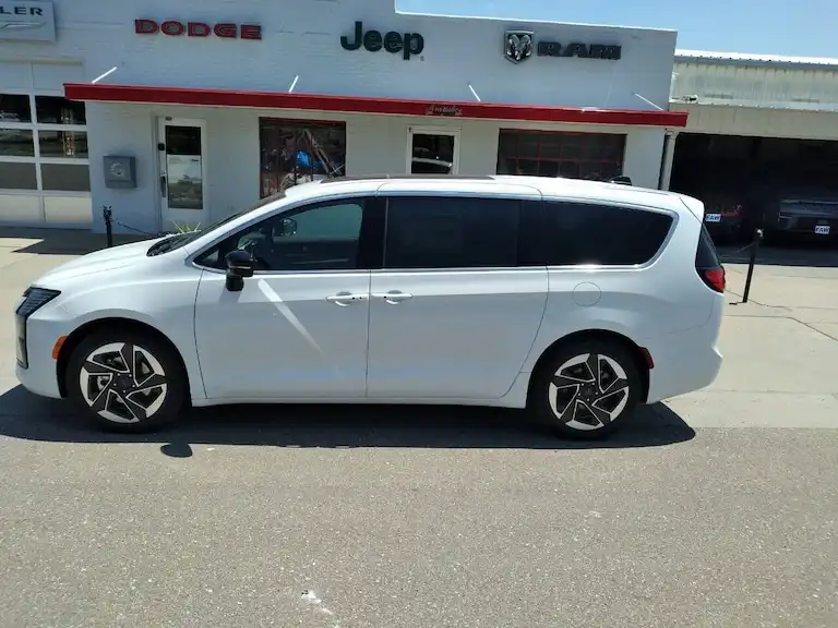 2027 Chrysler Pacifica Limited's photo
