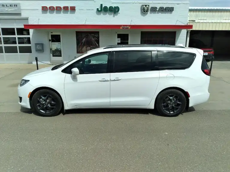 2020 Chrysler Pacifica Touring L's photo