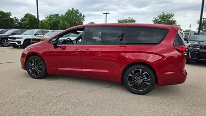 2026 Chrysler Pacifica Select photo 2
