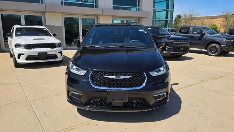 2026 Chrysler Pacifica Select AWD's photo