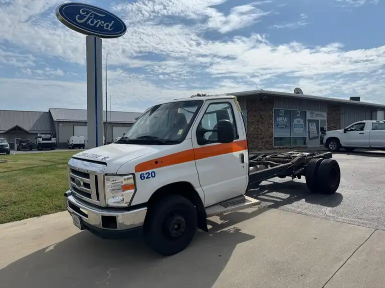 2016 Ford E-Series DRW E-450 Super Duty 158 in WB's photo