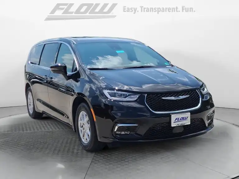 2025 Chrysler Pacifica Select's photo