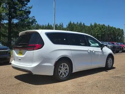 2026 Chrysler Pacifica Select photo 3