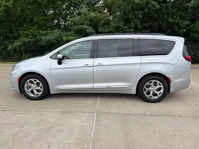 2023 Chrysler Pacifica Limited photo 2