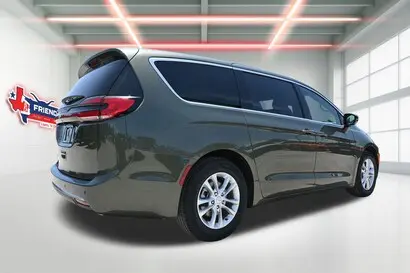 2027 Chrysler Pacifica Select photo 3