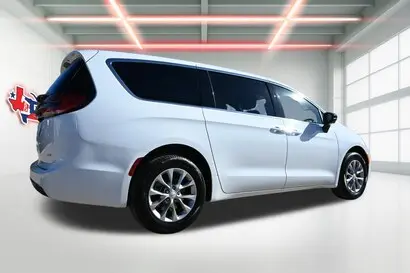 2026 Chrysler Pacifica Select AWD photo 3