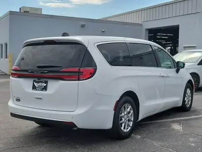 2027 Chrysler Pacifica Select photo 4
