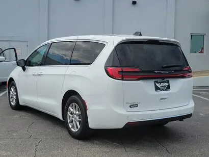 2027 Chrysler Pacifica Select photo 3